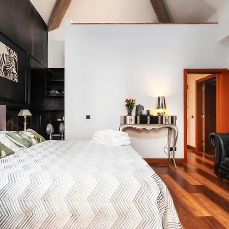 Oakmoon House فارو